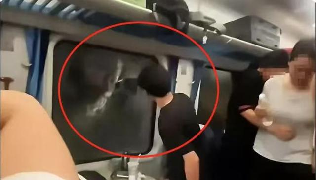 乘客晕倒后有人砸窗自救;西宁曹家堡机场:正介入调查不朽情缘首页机场摆渡车挤满人疑没开空调闷热难耐女(图6) 乘客晕倒后有人砸窗自救;西宁曹家堡机场:正介入调查不朽情缘首页机场摆渡车挤满人疑没开空调闷热难耐女(图6)