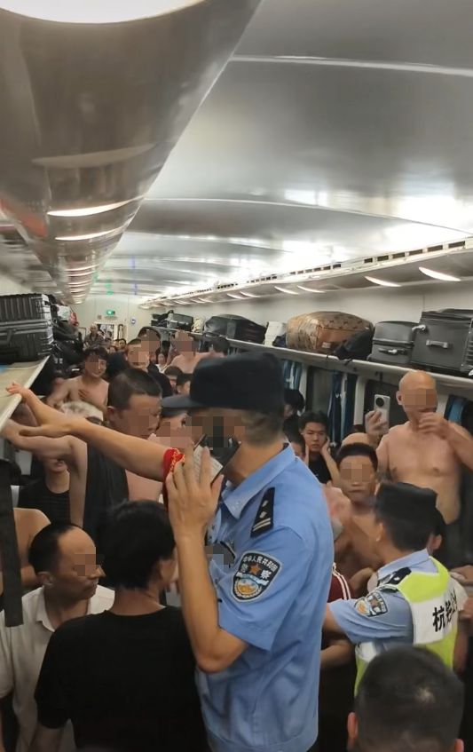 乘客晕倒后有人砸窗自救;西宁曹家堡机场:正介入调查不朽情缘首页机场摆渡车挤满人疑没开空调闷热难耐女(图3) 乘客晕倒后有人砸窗自救;西宁曹家堡机场:正介入调查不朽情缘首页机场摆渡车挤满人疑没开空调闷热难耐女(图3)