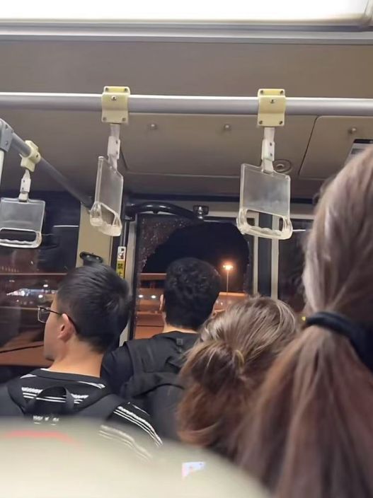 乘客晕倒后有人砸窗自救;西宁曹家堡机场:正介入调查不朽情缘首页机场摆渡车挤满人疑没开空调闷热难耐女(图7) 乘客晕倒后有人砸窗自救;西宁曹家堡机场:正介入调查不朽情缘首页机场摆渡车挤满人疑没开空调闷热难耐女(图7)