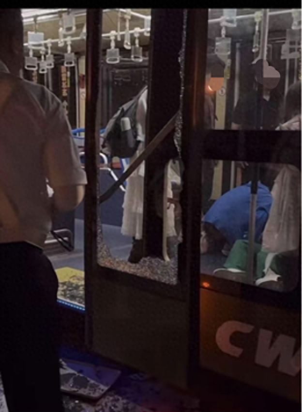 乘客晕倒后有人砸窗自救;西宁曹家堡机场:正介入调查不朽情缘首页机场摆渡车挤满人疑没开空调闷热难耐女(图2) 乘客晕倒后有人砸窗自救;西宁曹家堡机场:正介入调查不朽情缘首页机场摆渡车挤满人疑没开空调闷热难耐女(图2)